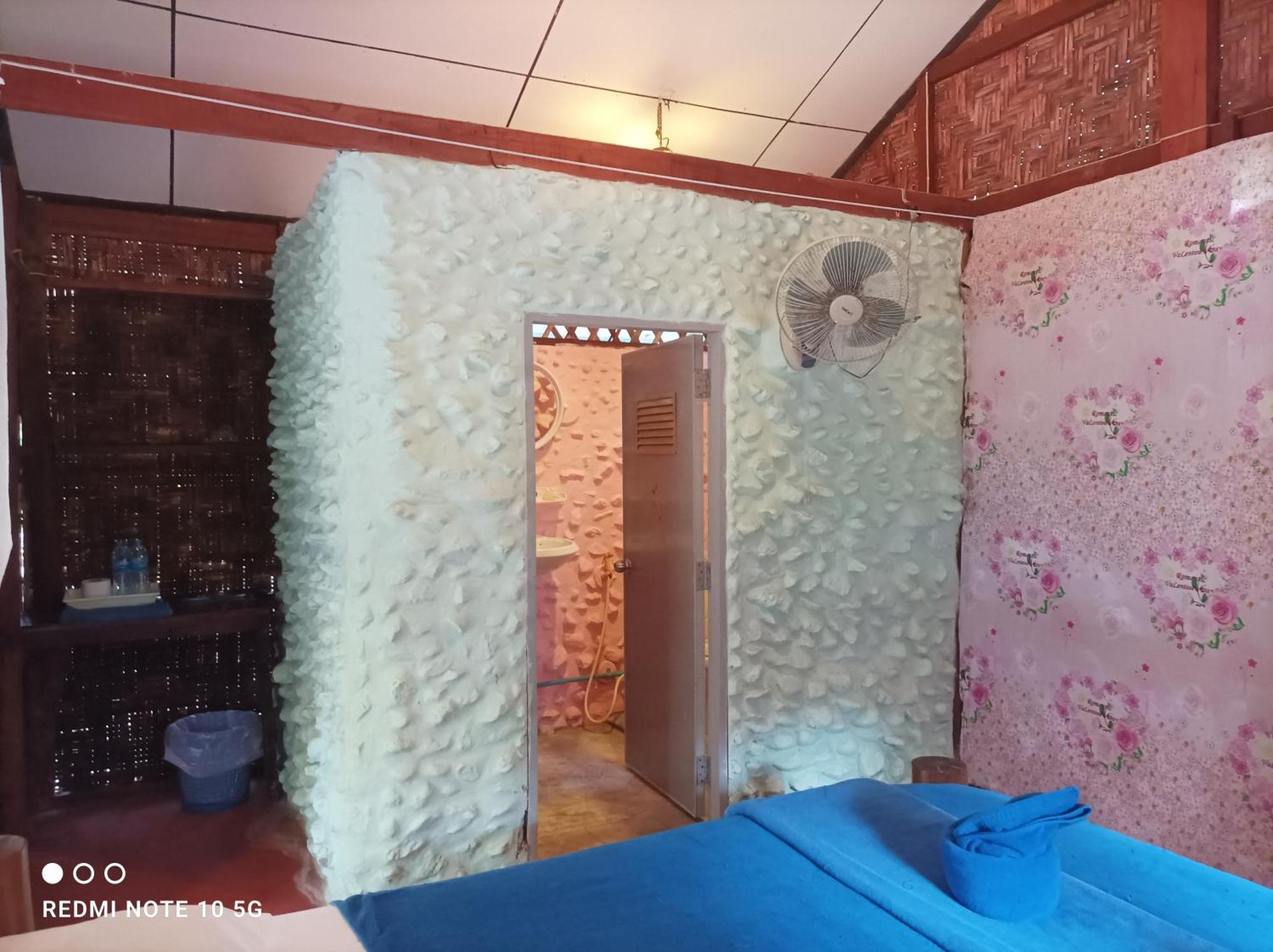 Payam Cabana パヤム島 部屋 写真